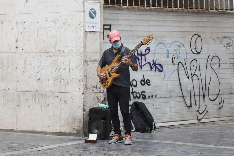 Músico callejero con mascarilla/Acfi Press.